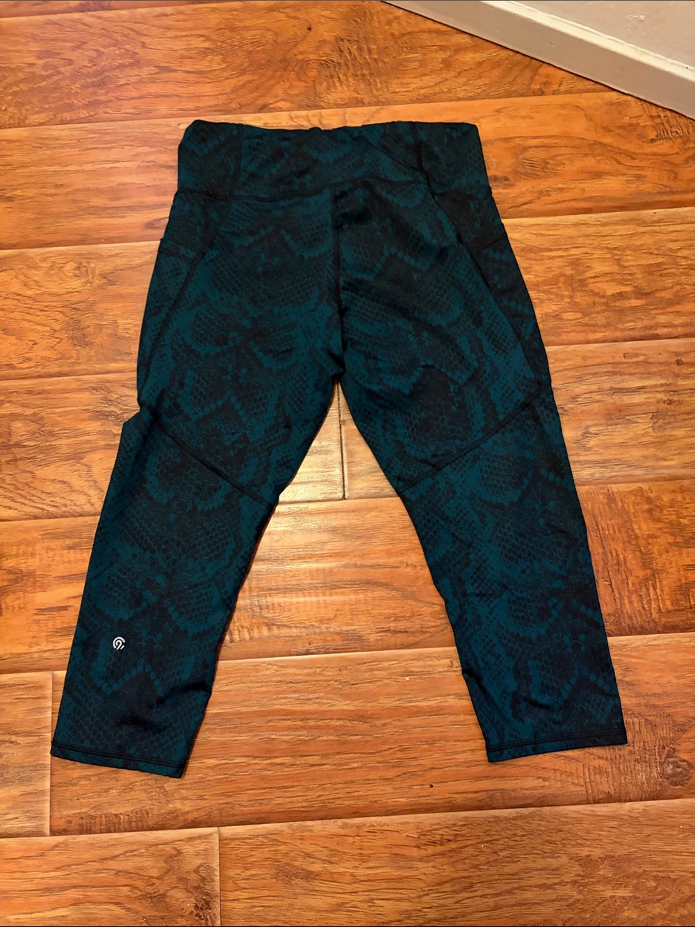 Women’s green Snake-Print Capri Leggings